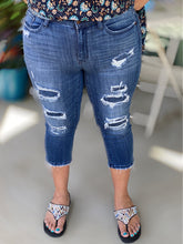 Load image into Gallery viewer, Judy Blue Mid Rise Distressed Capri