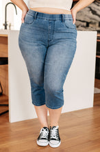 Load image into Gallery viewer, Judy Blue Emily High Rise Cool Denim Pull On Capri Jeans
